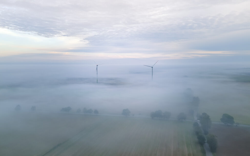 Zdjęcie wiatraków we mgle - fot. Błażej Zabłotny